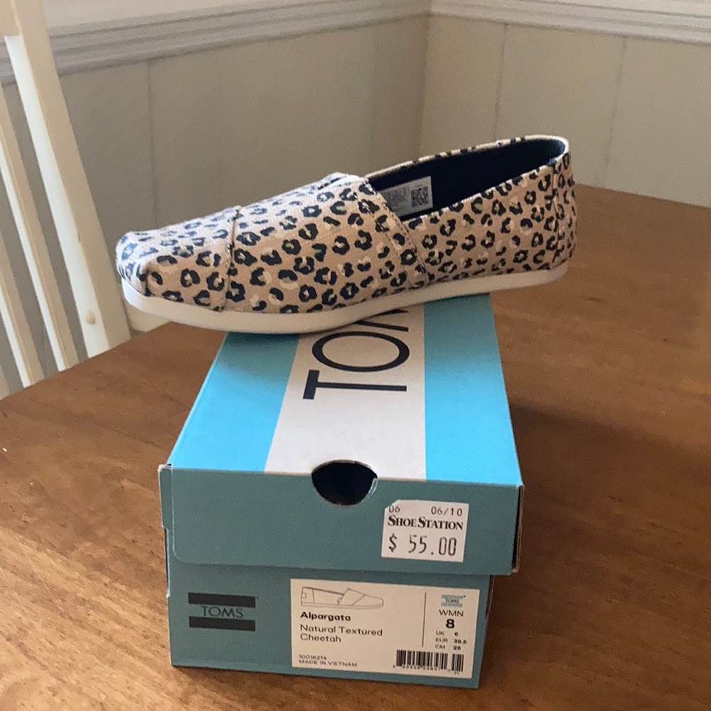 Toms Natural Textured Cheetah   Women’s size 8